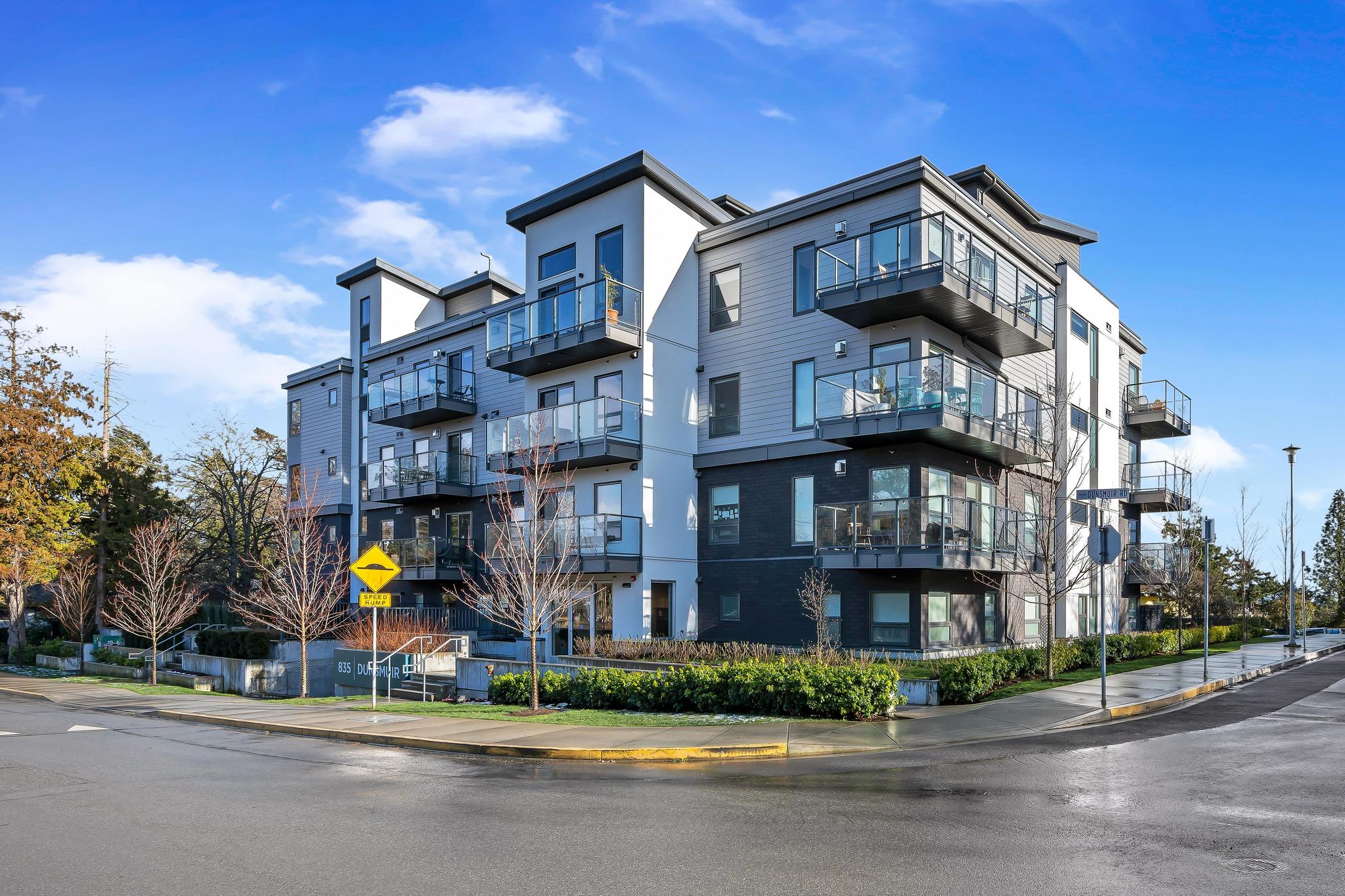302–835 Dunsmuir Road building exterior