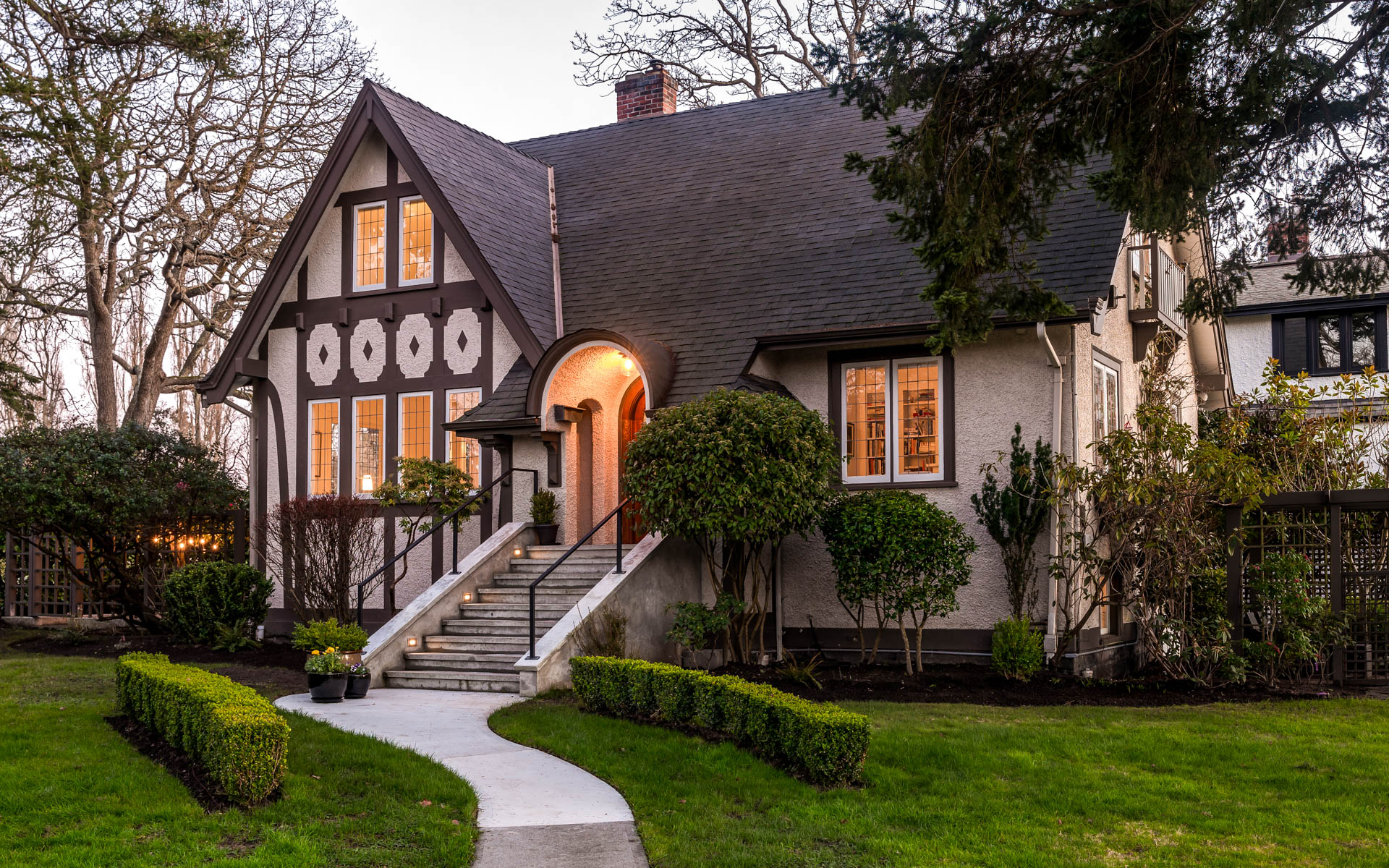 877 Newport Avenue property photograph